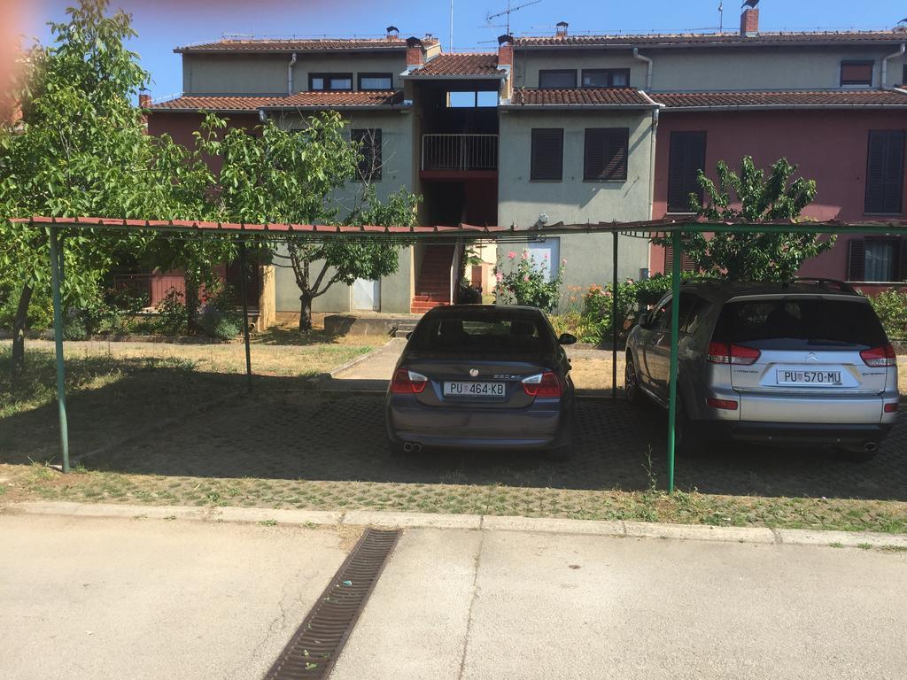 Apartment Cherry Ровінь Екстер'єр фото